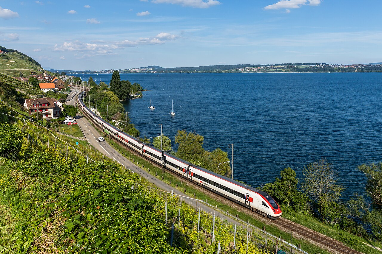 SBB-Zug am Bielersee zwischen Twann und Ligerz